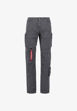Graue Cargo-Hose mit mehreren Taschen, einer Schlaufe mit einem roten Etikett und einem leicht schmal zulaufenden Bein-Design. Hergestellt aus strapazierfähigem Stoff.