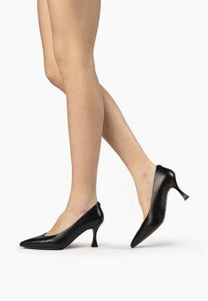 Décolleté in pelle nera con punta affusolata, dotate di un tacco modesto, caratterizzate da un design elegante e una trama liscia, impreziosite da un retro aperto.