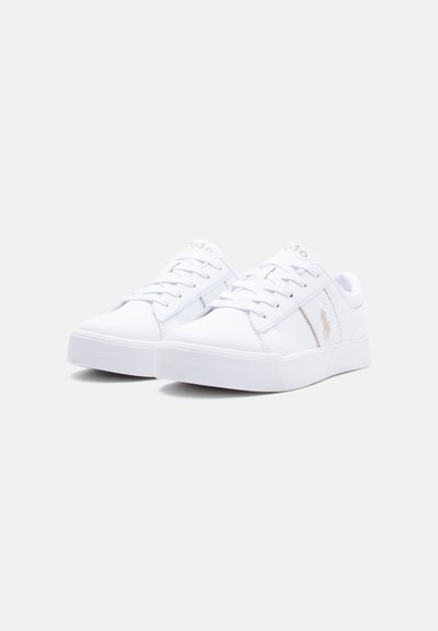 Ζευγάρι λευκά αθλητικά παπούτσια χαμηλής κορυφής με λευκά κορδόνια, λαστιχένιες σόλες και ένα μικρό κεντημένο λογότυπο στο πλάι.