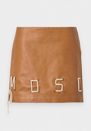 Mini-jupe en cuir marron avec des détails en corde crème épelant "MOSCHINO" le long de l'ourlet, devant plat et détail lacé sur le côté.