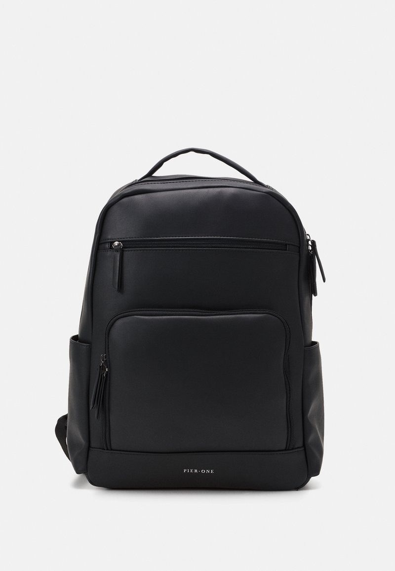 Schwarzer Rucksack aus glattem synthetischem Material, ausgestattet mit einem Hauptfach, einer vorderen Reißverschlusstasche, einer Seitentasche und einem oberen Tragegriff.