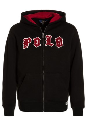 Sort zip-up hoodie med rød inderside. Har et broderet "POLO" logo i hvidt og rødt på brystet. Inkluderer sidelommer og ribbede manchetter.