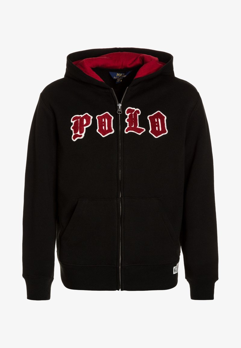 Černá mikina s kapucí na zip a červeným vnitřkem. Na hrudi má vyšívané logo "POLO" v bílé a červené barvě. Obsahuje boční kapsy a žebrované manžety.