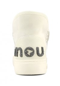 Botín de ante blanco con una parte trasera texturizada y brillante que presenta la palabra "mou" en purpurina oscura. Suela plana y diseño de punta redonda.