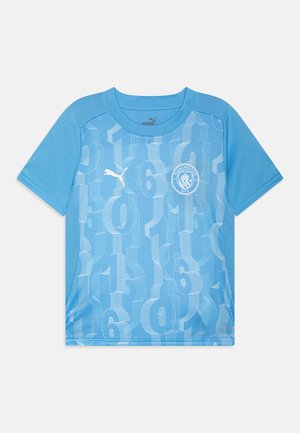 Jersey bleu clair à manches courtes avec un motif texturé de grands chiffres blancs. Il comprend un col rond et un logo sur la poitrine.