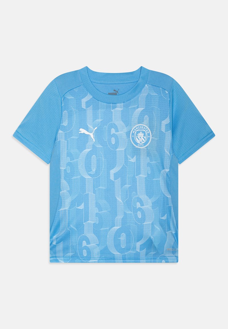 Lichtblauwe korte mouwen trui met een gestructureerd patroon van grote witte cijfers. Heeft een ronde halslijn en een logo op de borst.