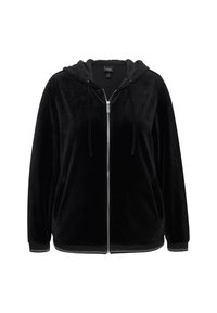 Sudadera con cremallera negra fabricada en tejido de terciopelo. Incluye capucha con cordón, bolsillos frontales, puños y dobladillo acanalados con detalles de costura en contraste.