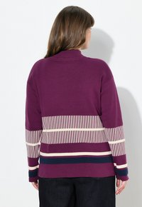 Pullover viola con sezione inferiore a righe in crema e blu navy, dal fit rilassato e dettagli con polsini a coste.
