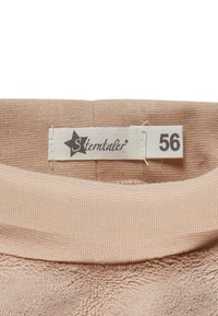 Beiger Strick- und Fleece-Stoff mit einem genähten weißen Etikett, das die Marke "Sterntaler" und die Größe "56" in schwarzem Text zeigt.