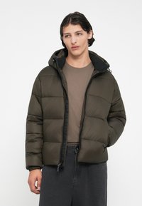 Chaqueta de plumas verde oliva con cierre de cremallera en la parte delantera, capucha ajustable y puños elásticos. Presenta secciones acolchadas y un acabado suave y brillante.