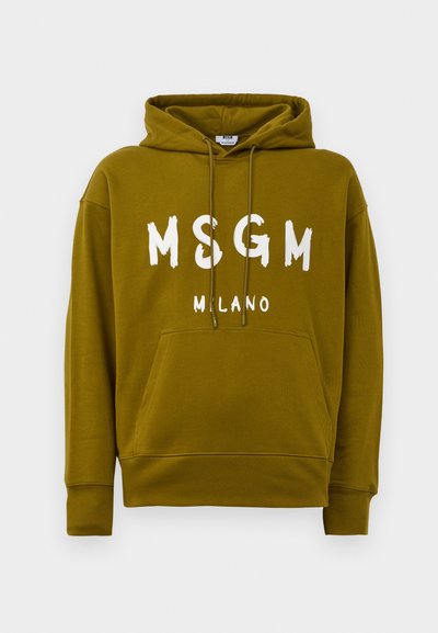 Olivinės spalvos džemperis su užrašu "MSGM MILANO" baltos spalvos ant priekio, su priekinėmis kengūros kišenėmis ir su raišteliu reguliuojama kapuca.