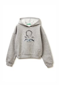 Felpa corta grigia realizzata in morbido tessuto, caratterizzata da un design di paillettes con un emblema circolare e elementi incrociati sul fronte.