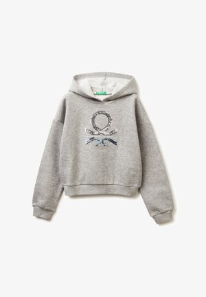 Felpa corta grigia realizzata in morbido tessuto, caratterizzata da un design di paillettes con un emblema circolare e elementi incrociati sul fronte.