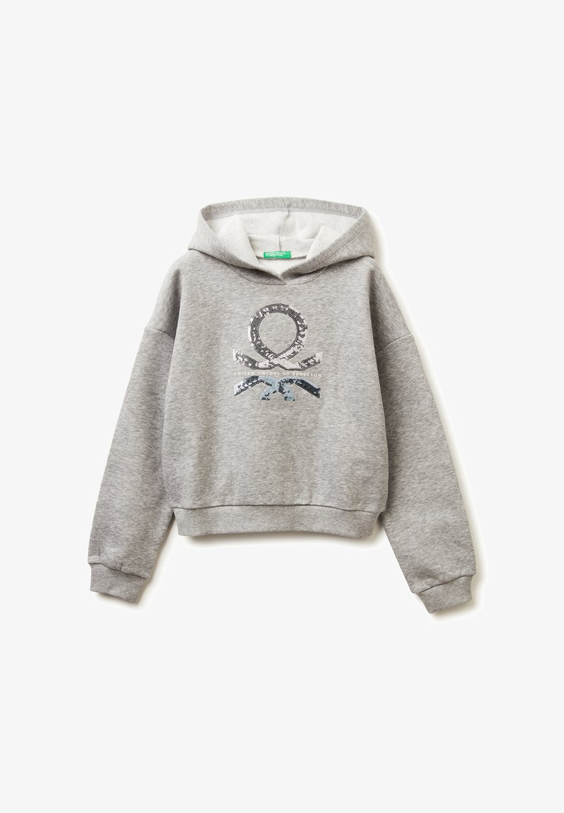 Šedá zkrácená mikina s kapucí vyrobená z měkké tkaniny, která má design se sequiny, se zakulaceným emblémem a zkříženými prvky na přední straně.