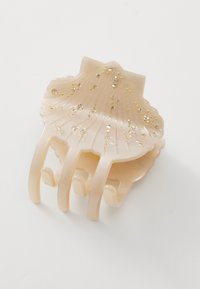 Fibbia per capelli a forma di conchiglia in plastica traslucida beige, con accenti di glitter dorato e trasparente e cinque denti per afferrare i capelli.