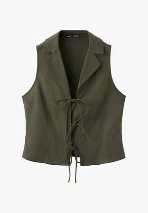 Mouwloos olijfgroene vest met brede revers en drie voorste striksluitingen, gemaakt van gestructureerde stof.