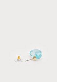 Orecchino in acrilico blu aqua con design curvo, caratterizzato da un accento in metallo dorato e una base trasparente per una vestibilità sicura.