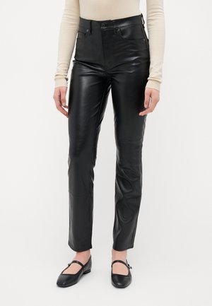 Pantalons en cuir noir taille haute avec une finition lisse, dotés de poches avant, d'une fermeture à bouton et d'un design ajusté.