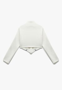 Gekürzter weißer Sweatshirt mit langen Ärmeln, ausgestattet mit Raglan-Schultern und einem dreieckigen Rückendetail mit marineblauen Streifen am Saum.