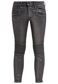 Pantalones vaqueros de denim negro con un acabado brillante, que cuentan con bolsillos con cremallera, detalles acanalados en las rodillas y un diseño ajustado que se estrecha en los tobillos.