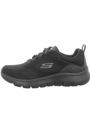 Scarpe sportive nere con tomaia in rete, collare imbottito e suola in gomma flessibile. Presentano il logo Skechers e un'etichetta sul tallone per indossarle facilmente.