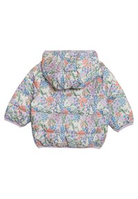 Giacca imbottita con motivo floreale che presenta un mix di fiori colorati su uno sfondo chiaro, con cappuccio viola lavanda e polsini elastici.