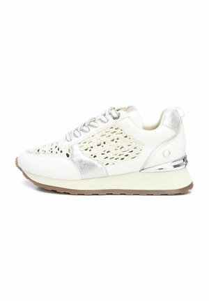 Zapatillas blancas con un diseño de punto, acentos plateados, una superficie texturizada y un ligero tacón en cuña. Incluyen cierre con cordones.