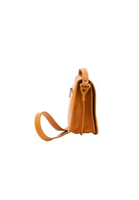 Borsa in pelle color tabacco con forma strutturata, tracolla regolabile e manico superiore. Texture liscia, design minimalista e dettagli sottili.