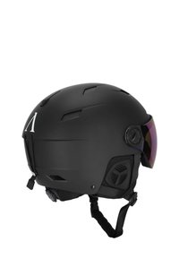 Czarny kask o matowym wykończeniu, aerodynamiczny kształt, otwory wentylacyjne i zintegrowana szyba w purpurowym odcieniu. Wyposażony w regulowany pasek i logo.