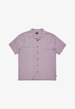 Camicia a maniche corte lavanda con bottoni, realizzata in tessuto testurizzato. Presenta un colletto a punta e cinque bottoni marroni lungo la parte frontale.