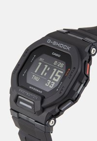 Montre G-Shock en résine noire avec affi chage numérique, dotée d'un rétroéclairage vert, de plusieurs modes, d'un bracelet texturé et d'accents en acier inoxydable.