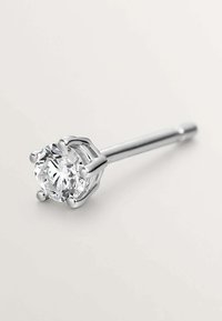 Pendiente de plata con una gema redonda y clara en un engaste de seis garras. El vástago es recto y delgado, diseñado para el piercing de la oreja.