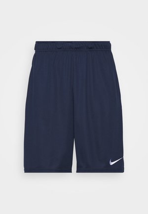 Marineblauwe sportshorts met elastische tailleband en wit Nike swoosh-logo op het onderste linkerbeen tegen een effen achtergrond.