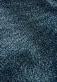 Țesătură de denim care prezintă o nuanță de albastru închis cu un model de țesătură în diagonală. Suprafața pare ușor texturată, cu variații subtile de nuanță.