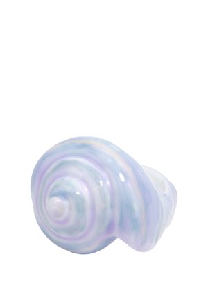 Błyszcząca, gładka spiralna muszla morska w pastelowo niebieskie, fioletowe i białe, perłowe kolory na białym tle.