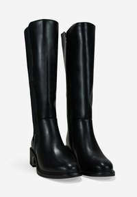 Botas negras hasta la rodilla hechas de cuero suave, con una cremallera lateral, punta cuadrada y tacón cuadrado, presentando un diseño minimalista y sin patrones visibles.