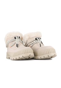 Bottes d'hiver beiges avec col en fourrure, tige texturée et lacets rayés noir et blanc. Semelle épaisse et striée pour plus de traction et de soutien.