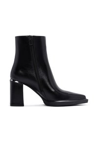 Bottine en cuir noir avec un bout carré, finition texturée, fermeture éclair sur le côté et un talon bloc épais avec un accent métallique.