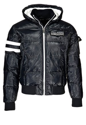Veste matelassée noire brillante avec capuche, fermeture éclair à l'avant, poignets et ourlet côtelés, bandes blanches sur la manche gauche, et patch "BOMBOOGIE" sur la poitrine.