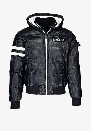 Musta kiiltävä toppatakki hupulla, etuvetoketjulla, resorikauluksella ja helmalla, valkoiset raidat vasemmassa hihassa ja "BOMBOOGIE"-merkki rinnassa.