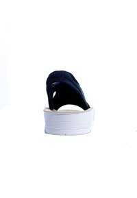 Sandalo blu navy con tomaia in tessuto morbido, design aperto sul retro e suola in gomma bianca texturizzata, caratterizzato da un profilo basso e una forma curvata.