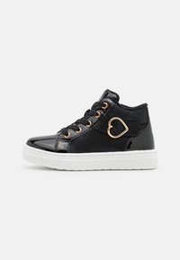 Zapatillas altas negras hechas de cuero sintético y tejido texturizado. Presentan ojales dorados y un acento en forma de corazón. Suela de goma blanca.