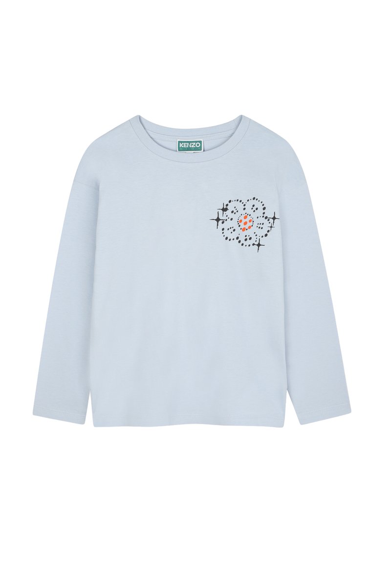 Chemise à manches longues bleu clair avec un col rond. Présente un motif floral noir avec un centre orange sur la poitrine gauche. Texture douce.