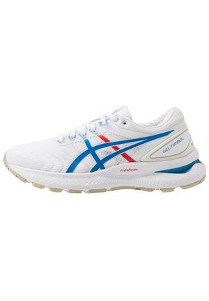 Weißer Laufschuh mit blauen und roten Streifen, gepolsterter Sohle mit der Aufschrift FlyteFoam und Gel-Nimbus-Branding an der Ferse.