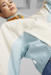 Puma RELAXED FIT  - Spordijakk - alpine snow