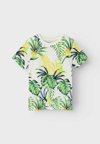 Camiseta de manga corta en tejido ligero con un vibrante estampado de hojas tropicales en tonos de verde, amarillo y negro sobre un fondo blanco.
