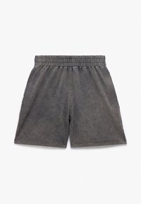 Shorts deportivos grises hechos de una tela suave. Cuentan con una cinturilla elástica y un diseño sencillo sin bolsillos visibles ni patrones.