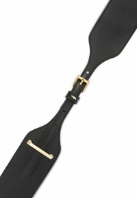 Czarny skórzany pasek z złotym sprzętem, z prostokątną klamrą i przeciwległym akcentem. Gładka tekstura z przeszytymi brzegami.