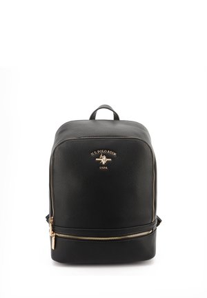 Zaino nero con texture, cerniera dorata e logo U.S. Polo Assn. in oro, dotato di maniglia superiore e tasca frontale con cerniera.