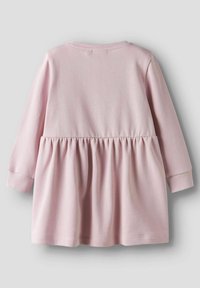 Robe longue à manches longues de couleur rose, fabriquée en tissu doux. Elle présente une taille froncée et des poignets côtelés. Texture lisse avec une couleur unie simple.